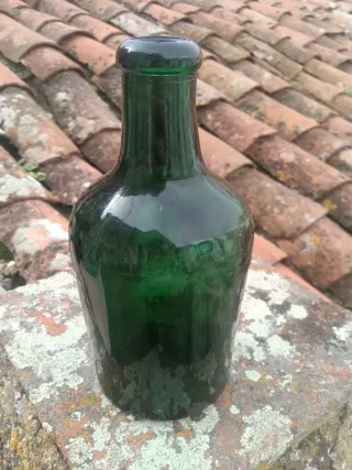 Botella antigua de vidrio verde