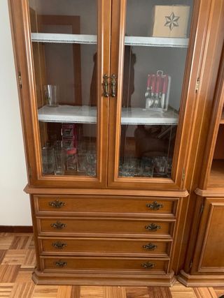 Set de muebles de madera con vitrina y cajones