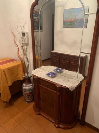 Set de muebles de madera con vitrina y cajones