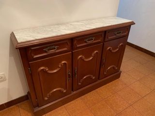 Set de muebles de madera con vitrina y cajones