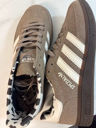 Zapatillas Adidas Spezial Marrones y Blancas