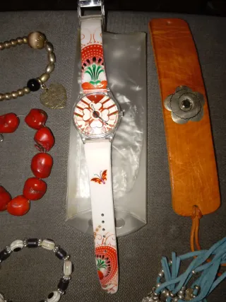 Lote de reloj y pulseras, el reloj sin estrenar si