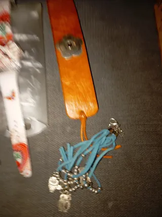 Lote de reloj y pulseras, el reloj sin estrenar si