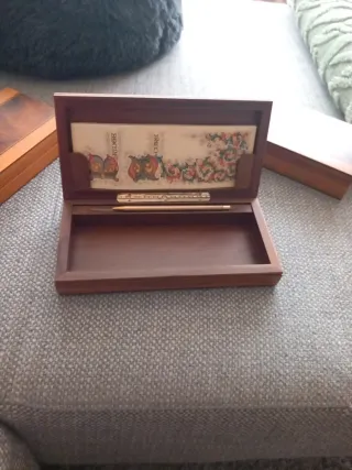 Cajas de madera. 2 grabadas. Santiago