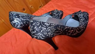 Zapatos de tacón encaje negro y plata