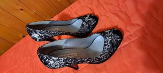 Zapatos de tacón encaje negro y plata