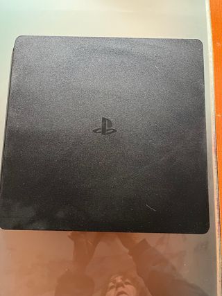 PS4 (PlayStation 4) Negra. Con 3 mandos para jugar