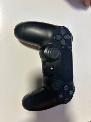 PS4 (PlayStation 4) Negra. Con 3 mandos para jugar