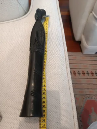 Figura africana de madera negra