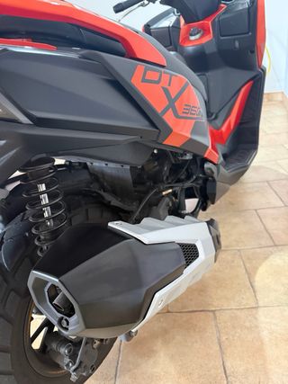 Kymco DTX 125 Negra y Naranja