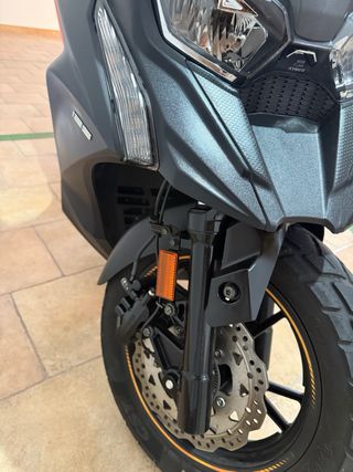 Kymco DTX 125 Negra y Naranja