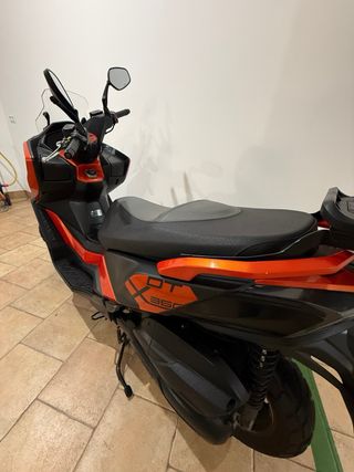 Kymco DTX 125 Negra y Naranja