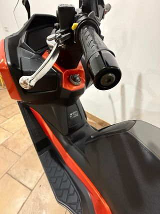 Kymco DTX 125 Negra y Naranja
