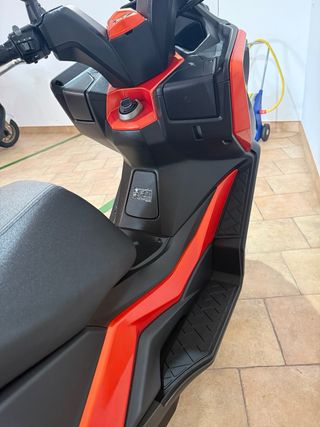 Kymco DTX 125 Negra y Naranja