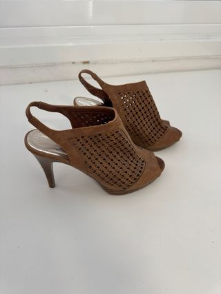 Zapatos de tacón abiertos beige