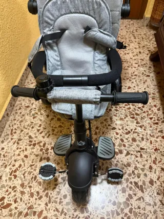 Triciclo para bebé gris sin usar