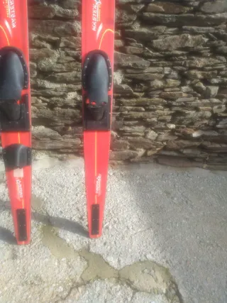 Esquís acuáticos rojos