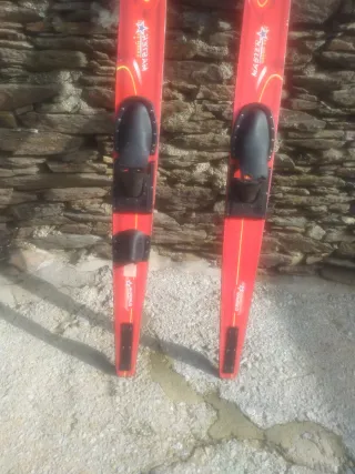 Esquís acuáticos rojos