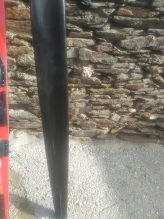 Esquís acuáticos rojos