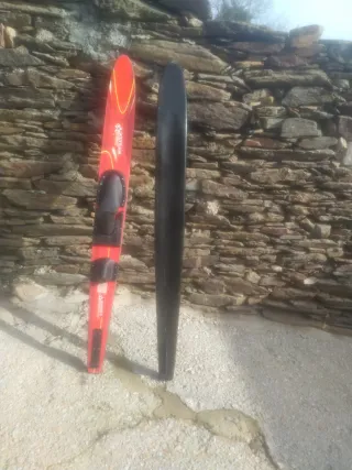 Esquís acuáticos rojos