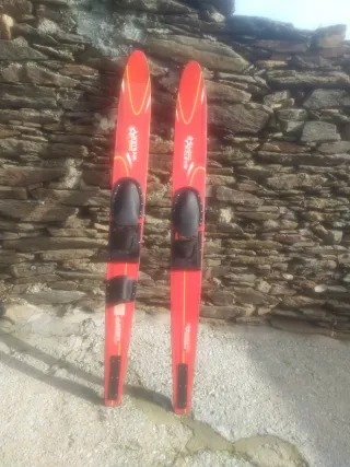 Esquís acuáticos rojos