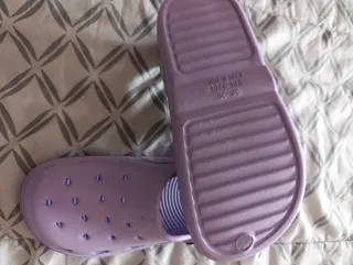 Chanclas tipo Crocs Moradas Talla 38