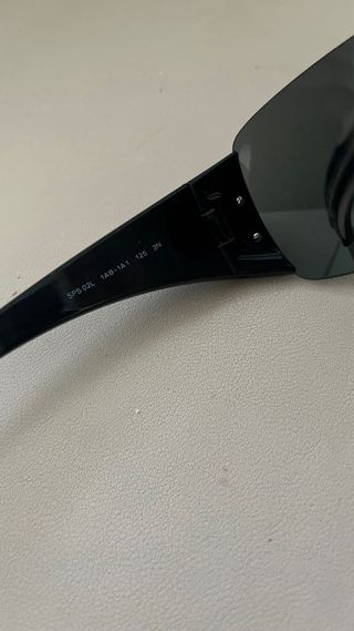 Gafas de sol Prada negras y grises