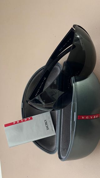 Gafas de sol Prada negras y grises