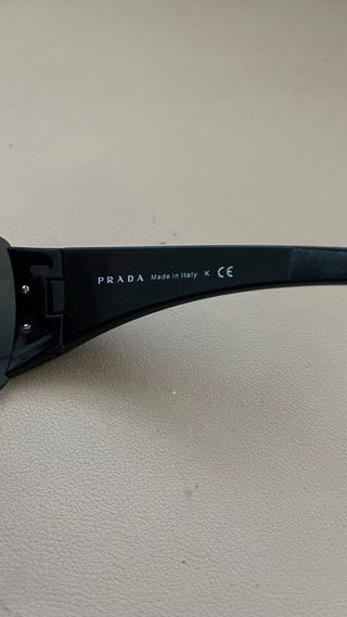 Gafas de sol Prada negras y grises