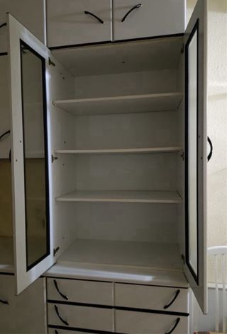 Vitrina blanca con puertas de cristal