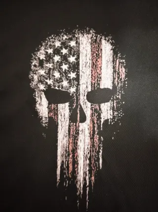 T-shirt nera con stampa teschio bandiera USA