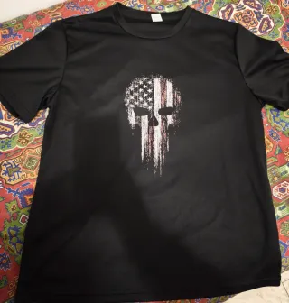 T-shirt nera con stampa teschio bandiera USA