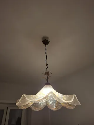 Lampadario in vetro spesso con decori oro
