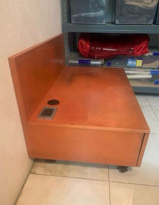 Mueble TV madera con ruedas y enchufe