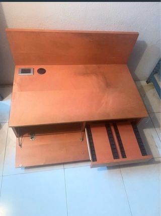 Mueble TV madera con ruedas y enchufe