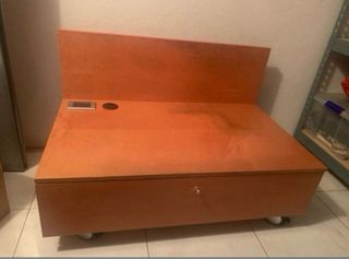 Mueble TV madera con ruedas y enchufe