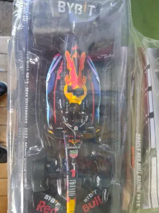 Red Bull RB19 Max Verstappen 1-24