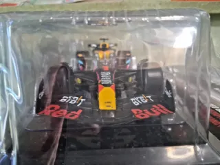 Red Bull RB19 Max Verstappen 1-24