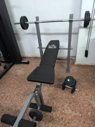 Banco de pesas con barra y discos