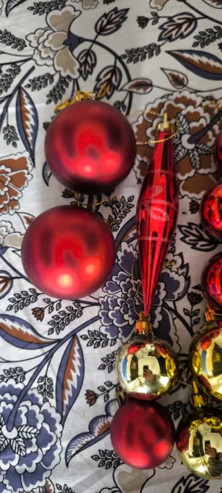 Adornos Bolas Navidad Doradas y Rojas