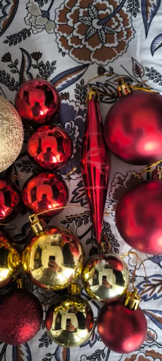 Adornos Bolas Navidad Doradas y Rojas