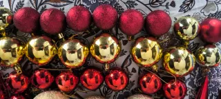Adornos Bolas Navidad Doradas y Rojas