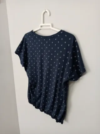 Camiseta azul marino cuello pico anclas