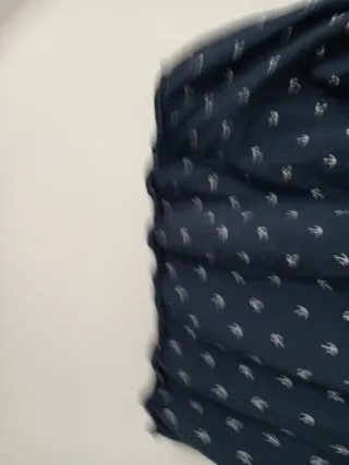 Camiseta azul marino cuello pico anclas