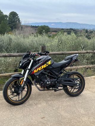 Voge 125 R Negra y Amarilla