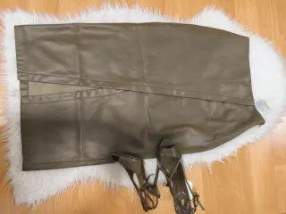 Falda Zara polipiel verde oliva