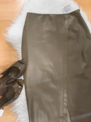 Falda Zara polipiel verde oliva