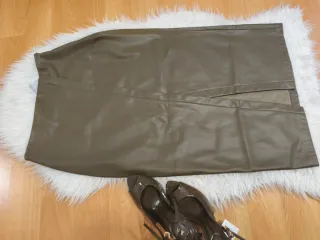 Falda Zara polipiel verde oliva