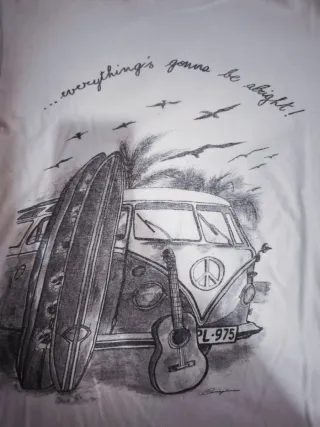 T-shirt bianca con stampa van e chitarra