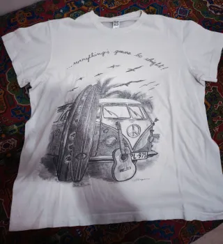 T-shirt bianca con stampa van e chitarra